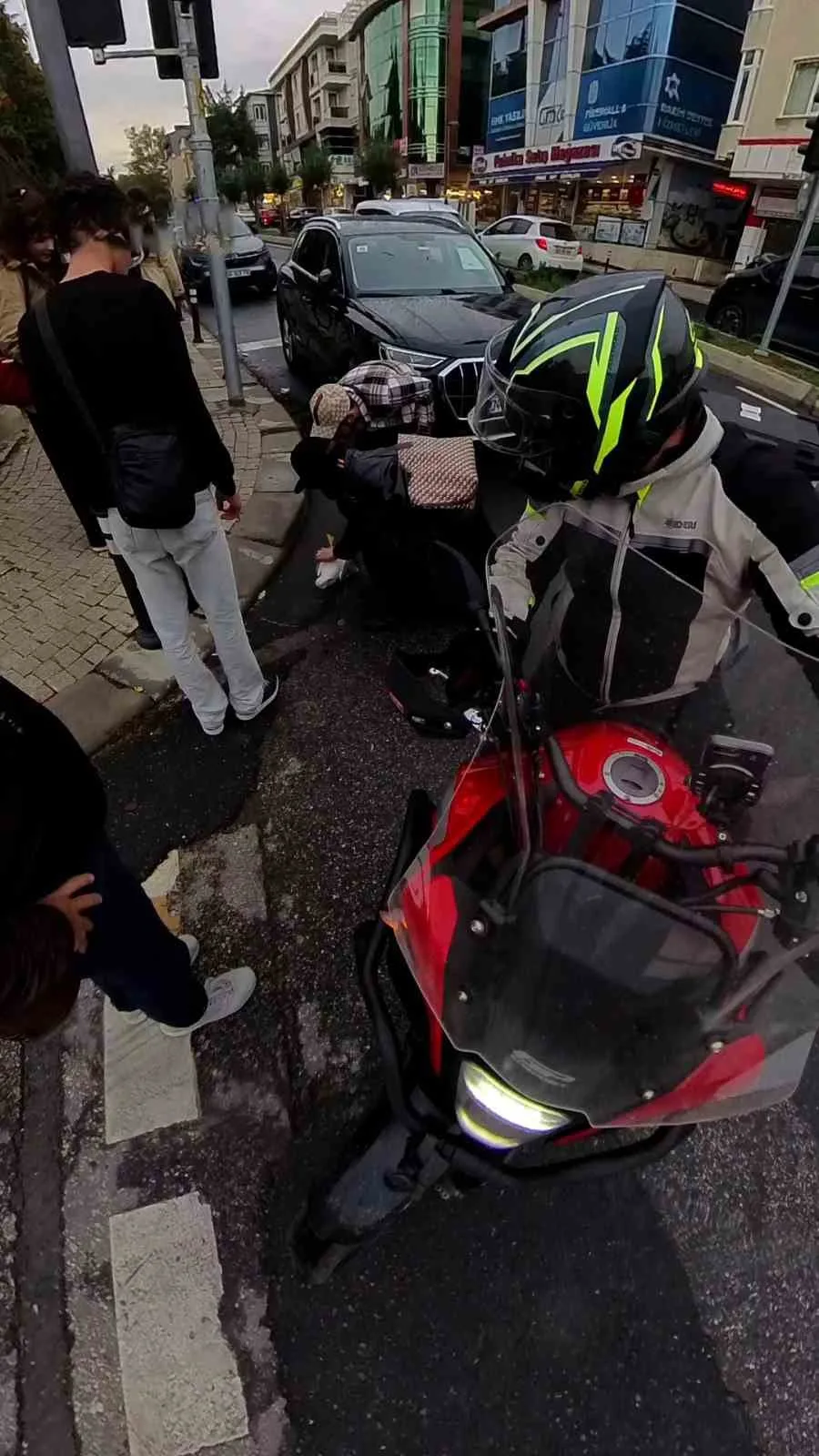 Ataşehir’de aydınlatma direği ile otobüse çarparak yere düşen martı, kalp