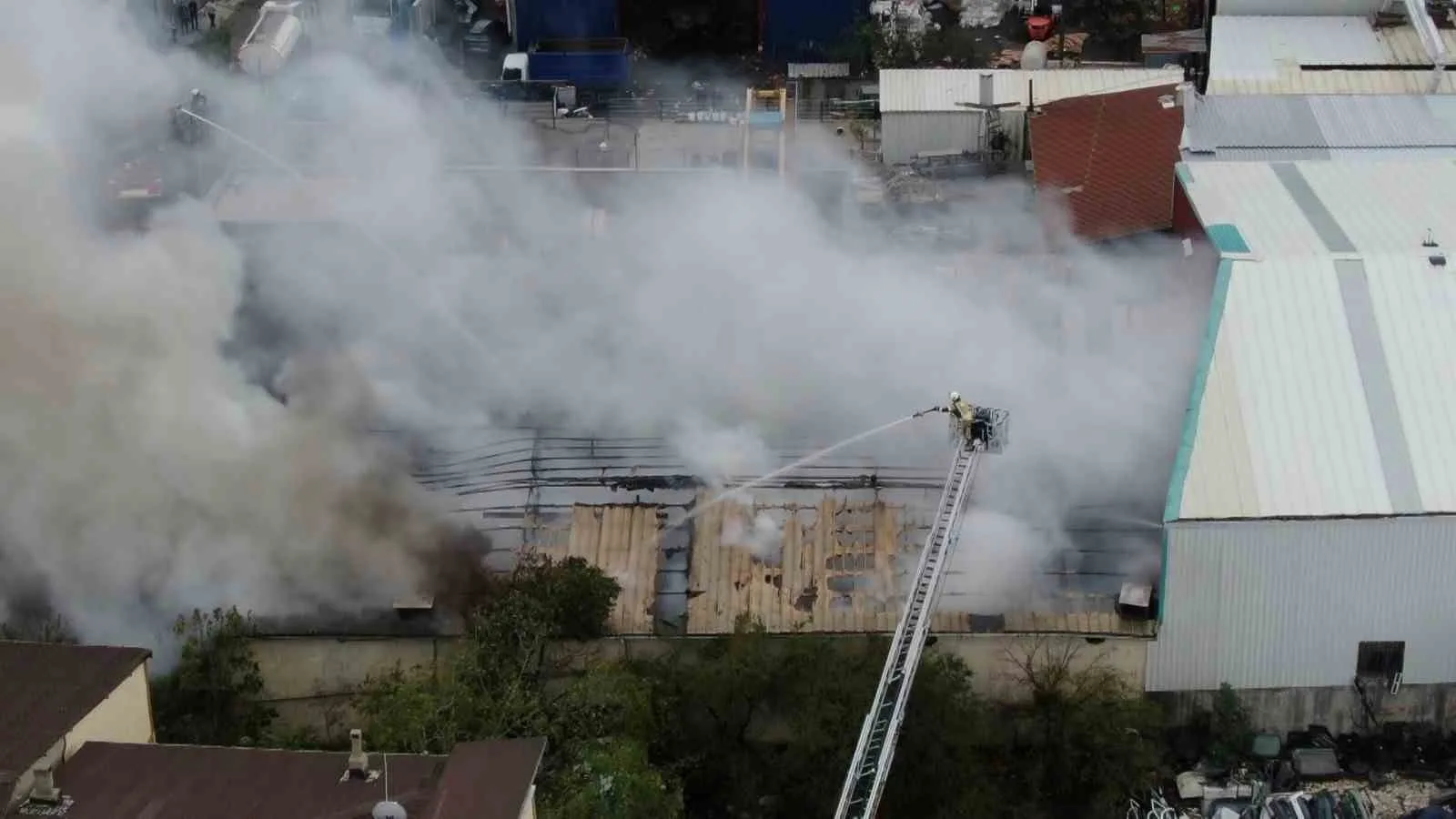 Ataşehir’de mutfak ve banyo malzemeleri üretilen bir fabrikada yangın çıktı.