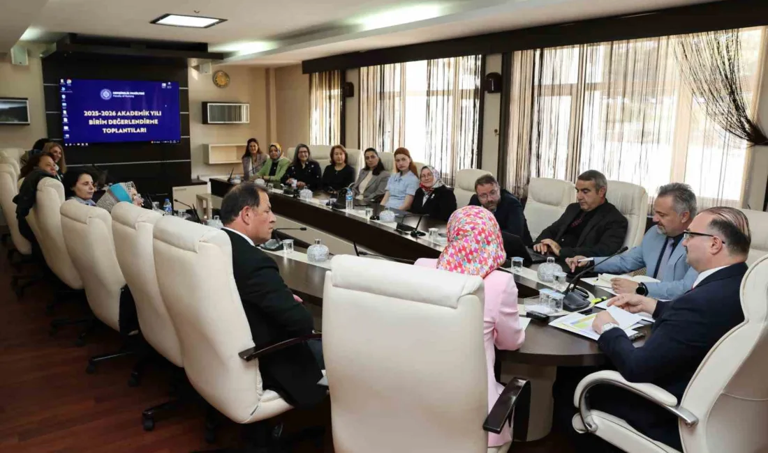 Atatürk Üniversitesi Rektörü Prof. Dr. Ahmet Hacımüftüoğlu ile üniversite yönetimi,