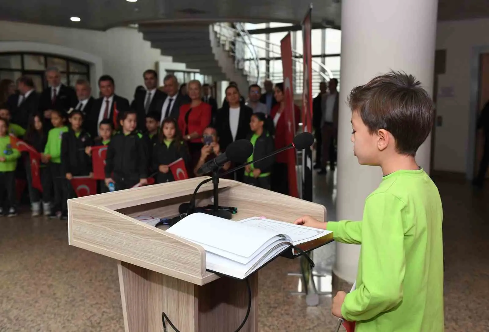 Osmangazi Belediyesi’nin hizmete açtığı kütüphanelere gelen çocuklar, Atatürk’e sevgi ve