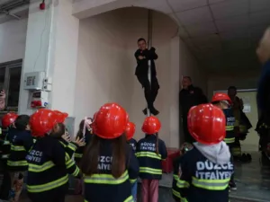 DÜZCE (İHA) – Düzce Belediyesi İtfaiye Müdürlüğü her yaştan konuklarını