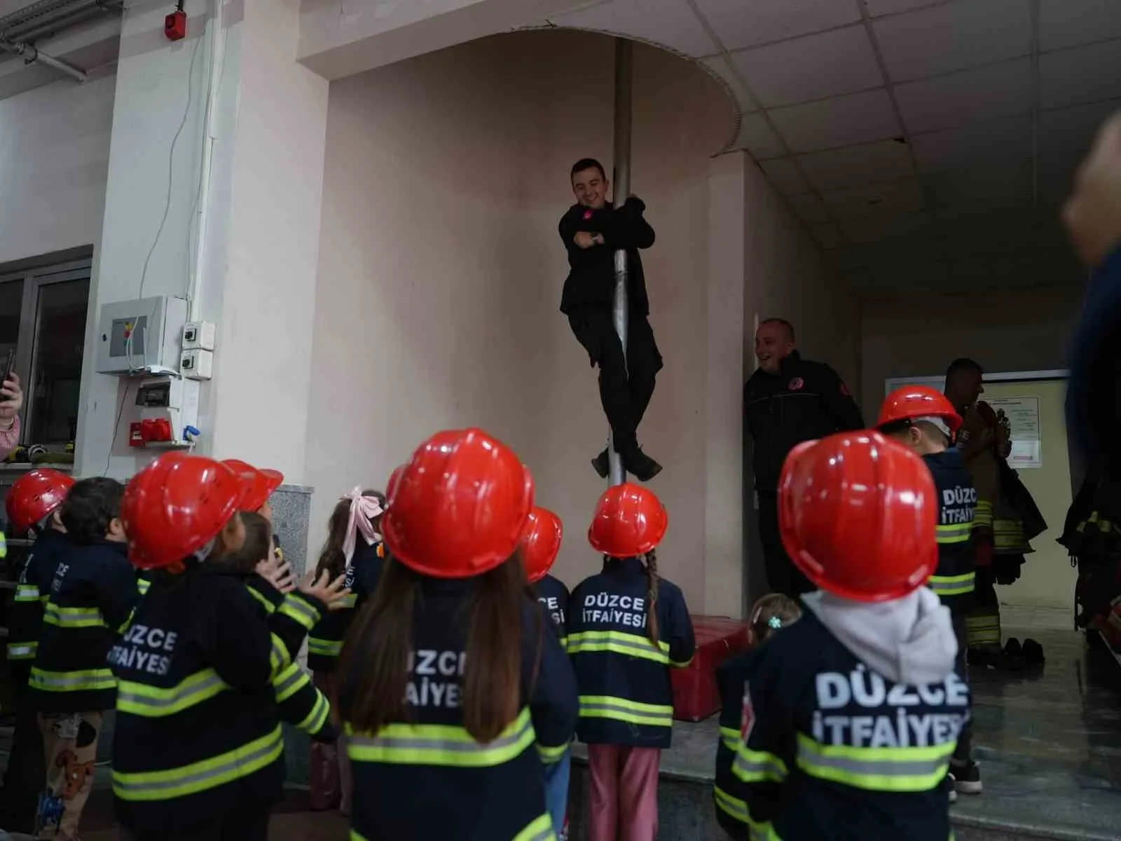 DÜZCE (İHA) – Düzce Belediyesi İtfaiye Müdürlüğü her yaştan konuklarını