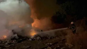Kayseri’nin Kocasinan ilçesinde boş bir arazide çıkan atık yangını eve
