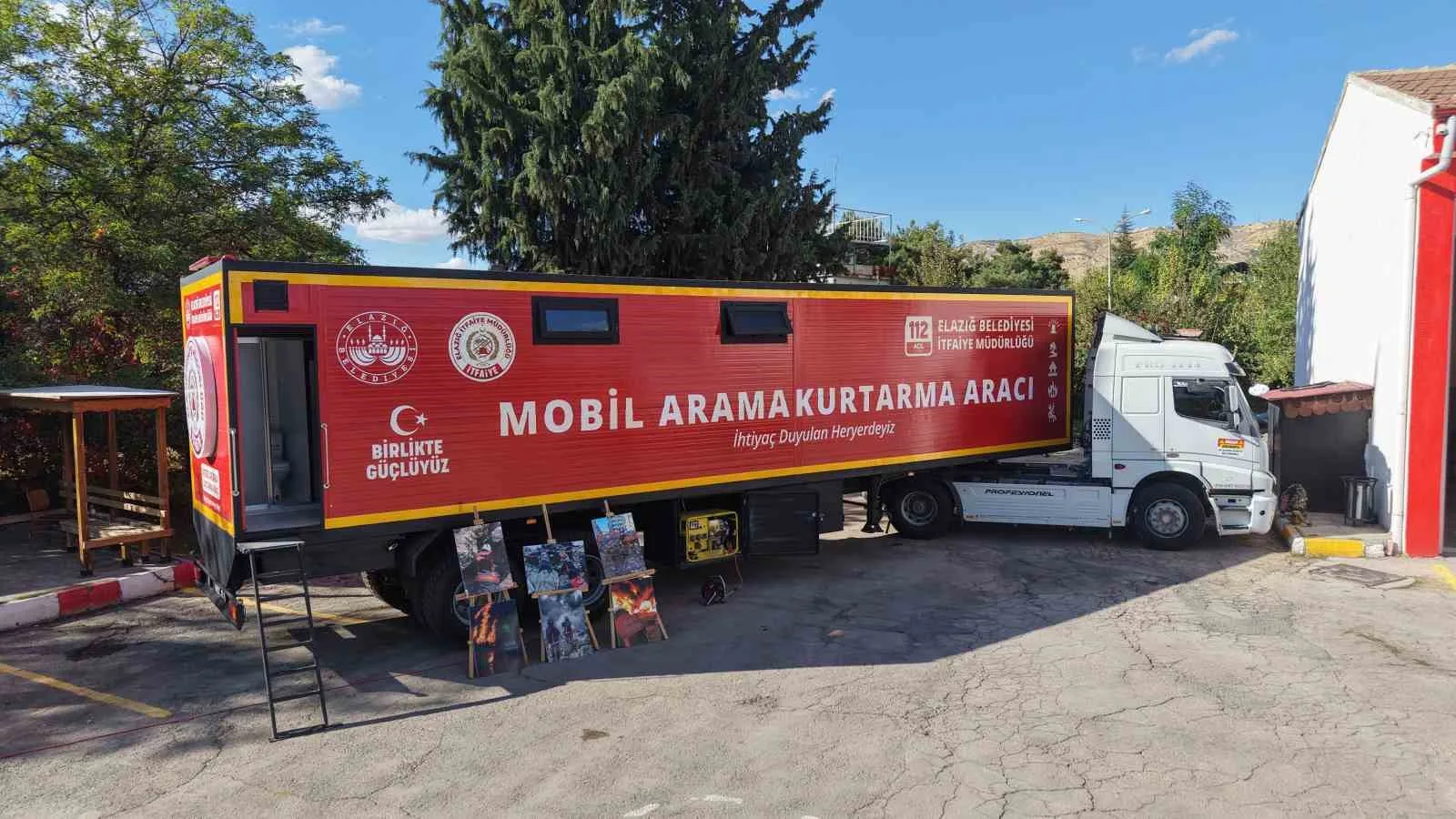 Elazığ Belediyesi İtfaiye Müdürlüğü ekipleri, atıl bir tır dorsesini yenileyerek