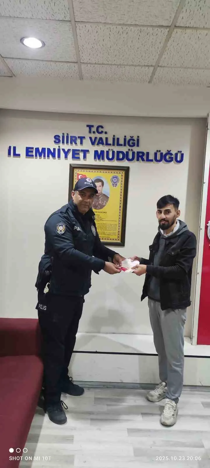 Siirt’te bir vatandaş, ATM’de unutulan 6 bin 350 lira ve