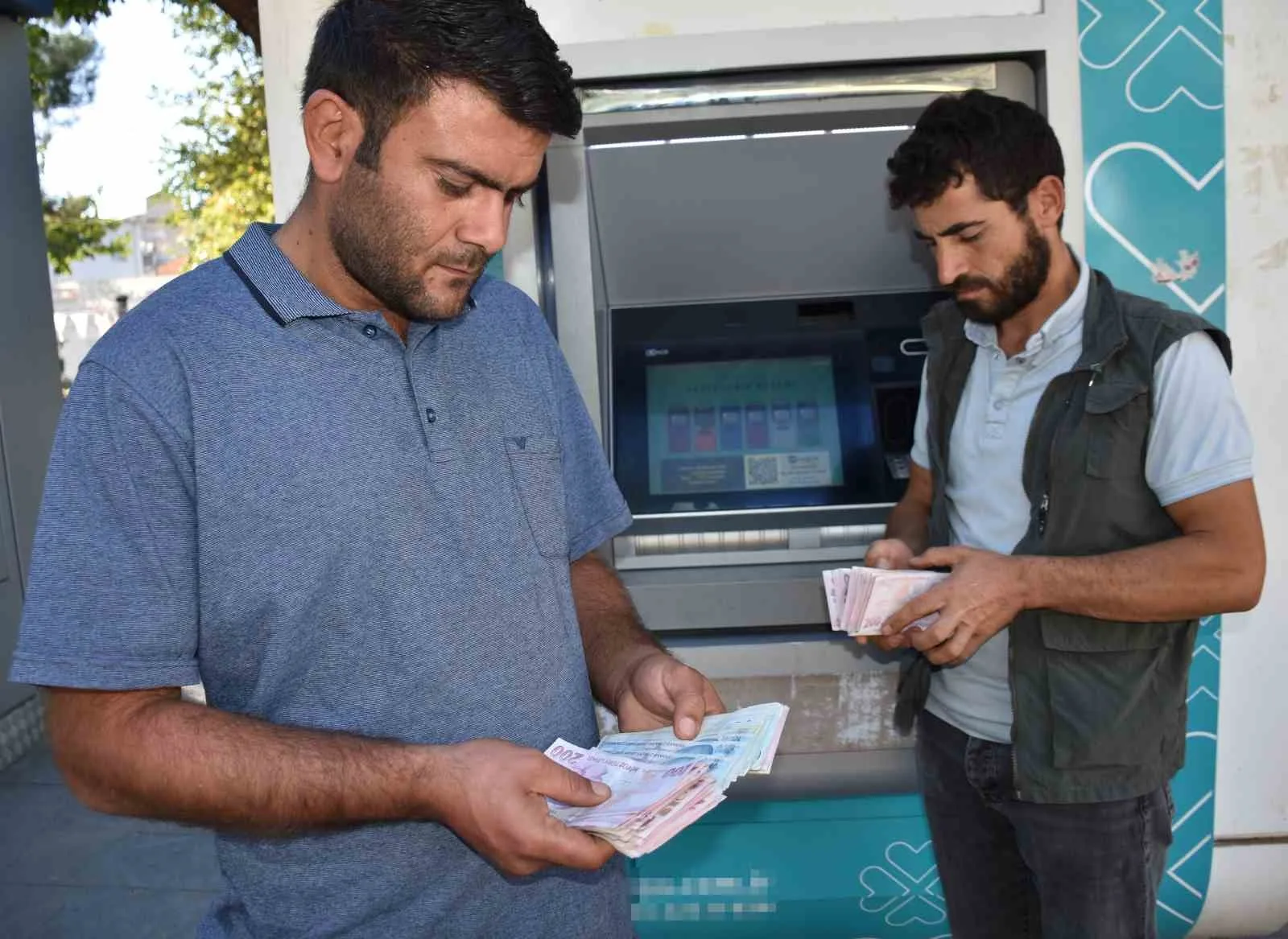 Şanlıurfa’nın Siverek ilçesinde iki genç, ATM’de buldukları yüklü miktardaki parayı