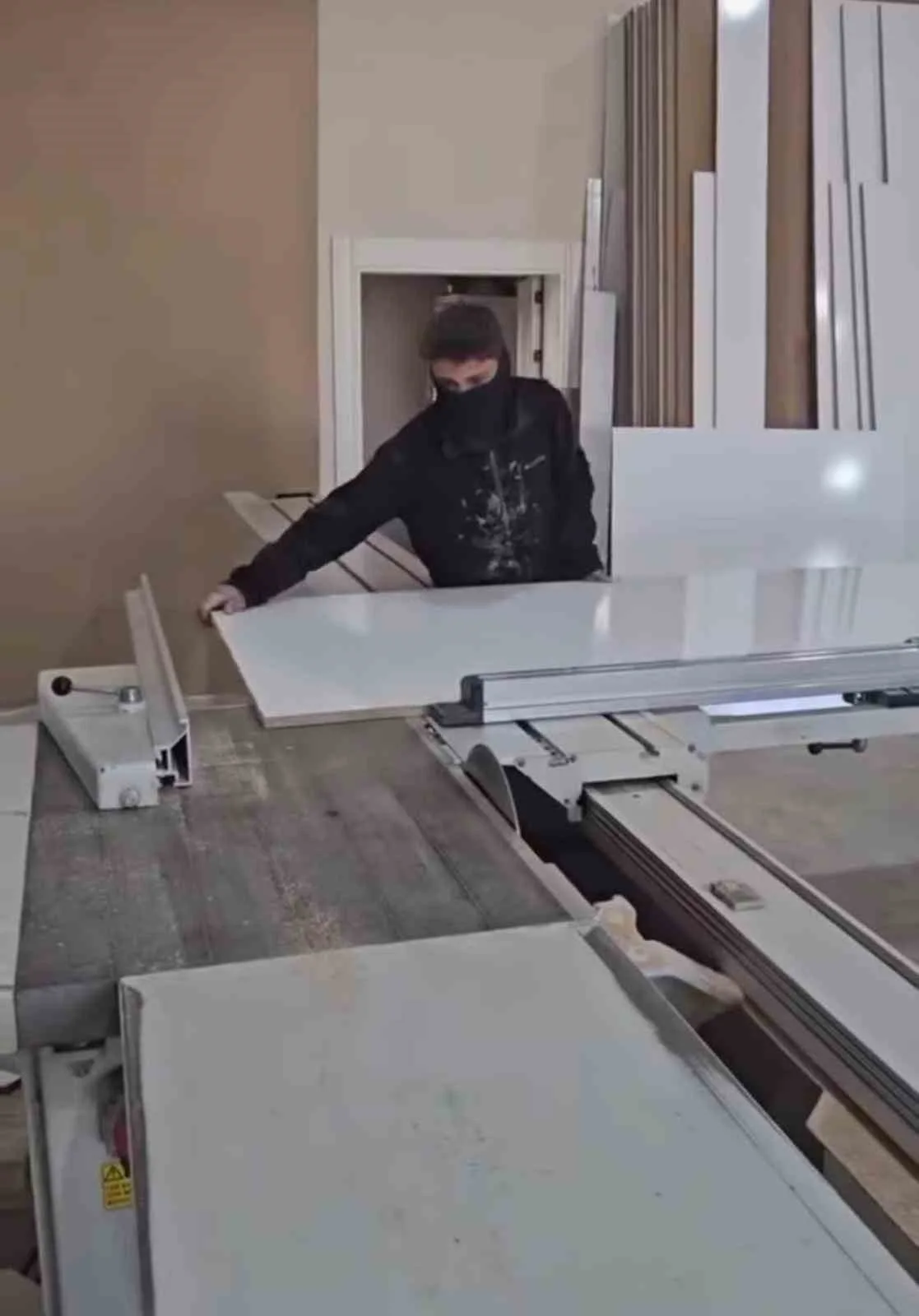 Aksaray’da mobilya atölyesinde çalışan 16 yaşındaki çocuk üzerine kereste düşmesi