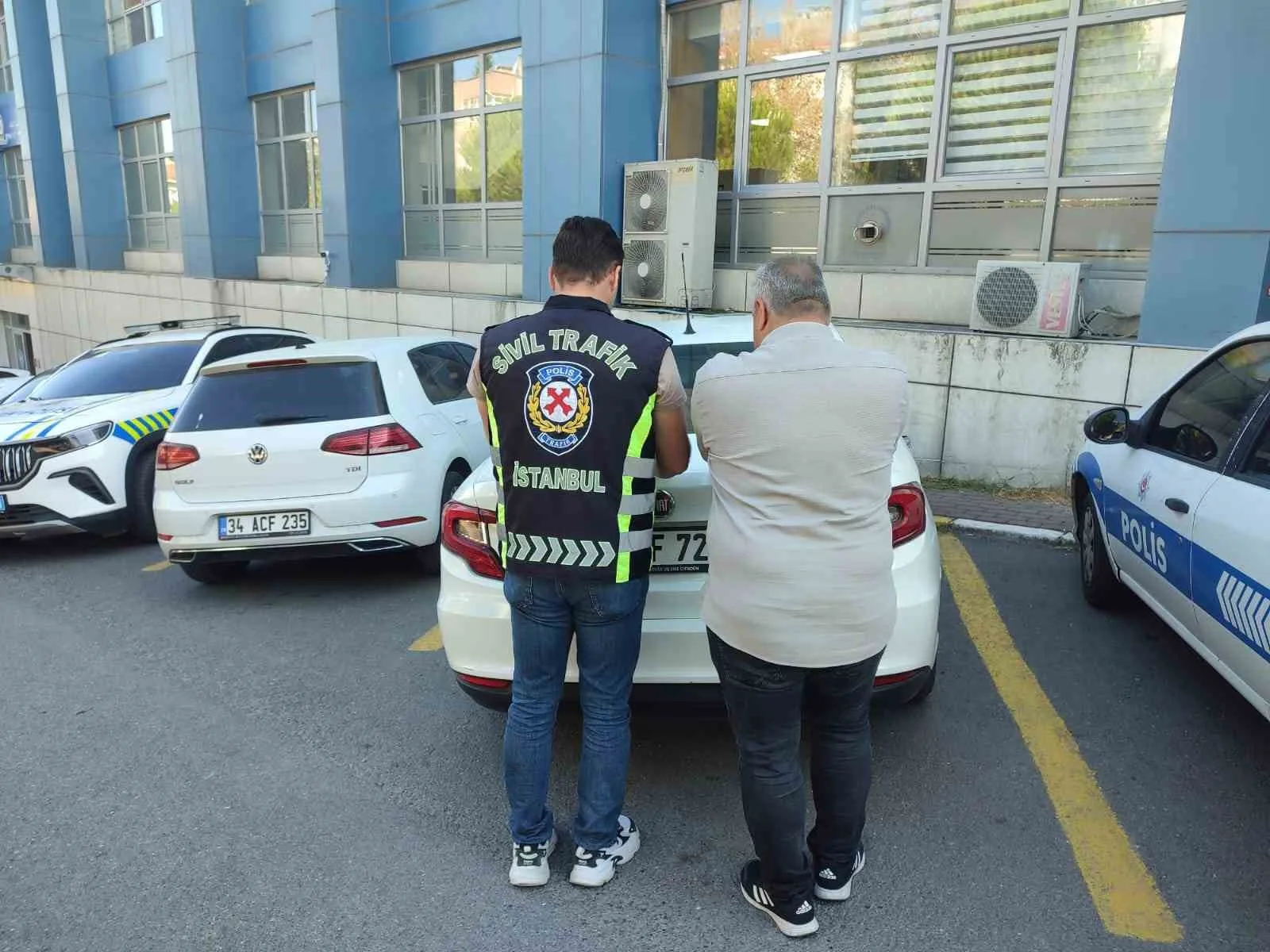 Avcılar D-100 güney yan yol mevkiinde bir sürücü, İETT otobüsü