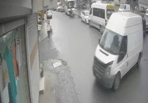 İstanbul Avcılar’da freni boşalan panelvan minibüs cadde üzerinde bir dükkana