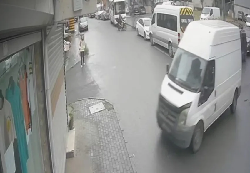 İstanbul Avcılar’da freni boşalan panelvan minibüs cadde üzerinde bir dükkana