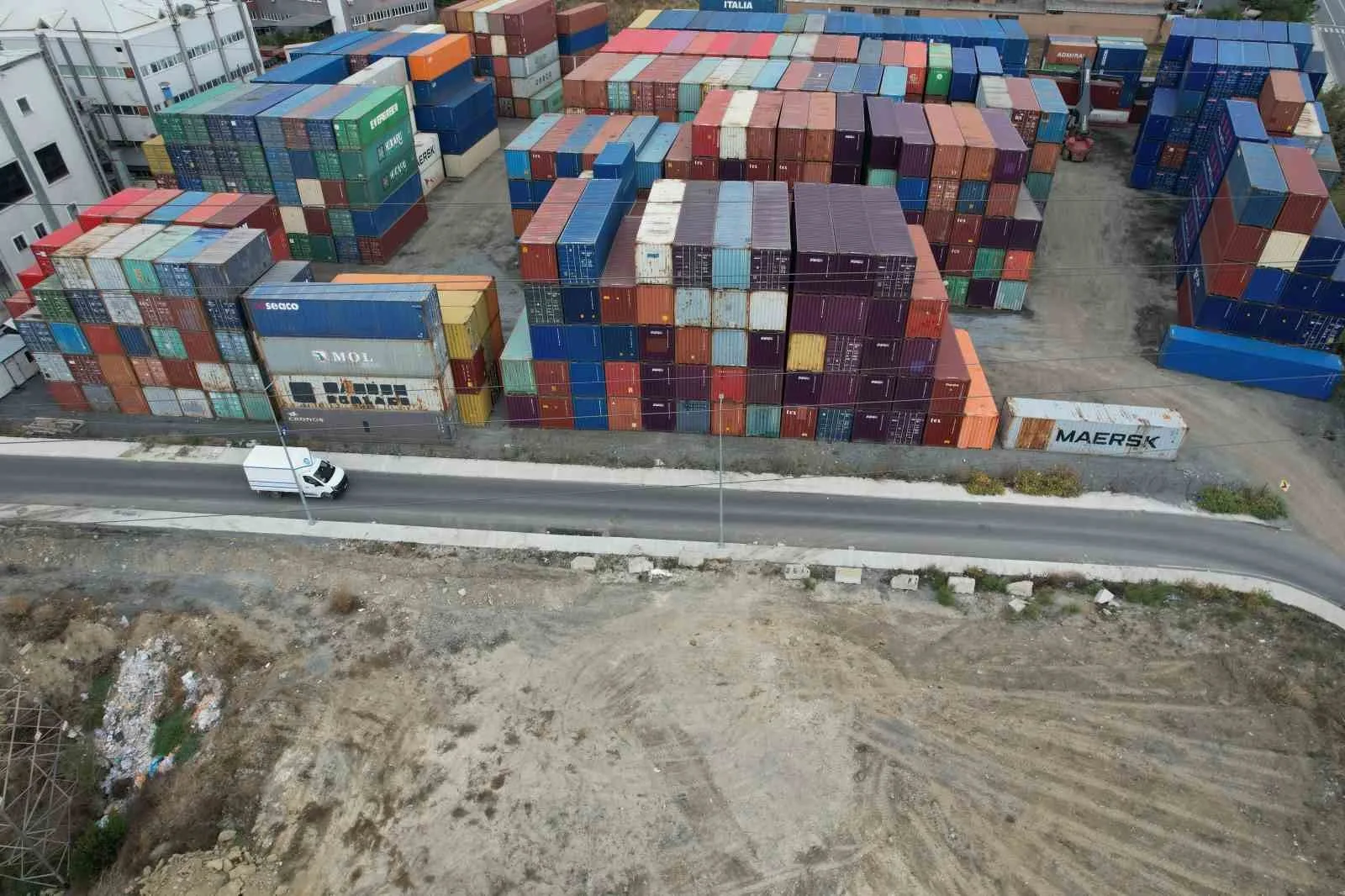 İstanbul Avcılar Ambarlı’da araçların geçtiği işlek cadde kenarında üst üste