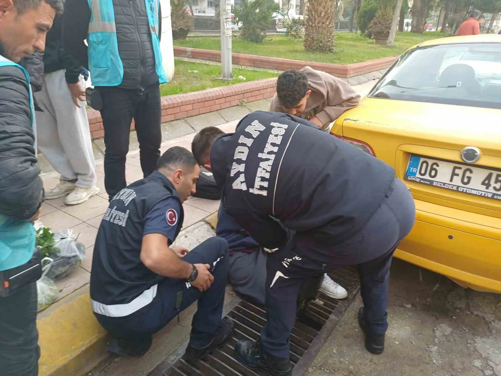 Aydın’ın Efeler ilçesinde ayağı mazgala sıkışan şahsı Aydın Büyükşehir Belediyesi