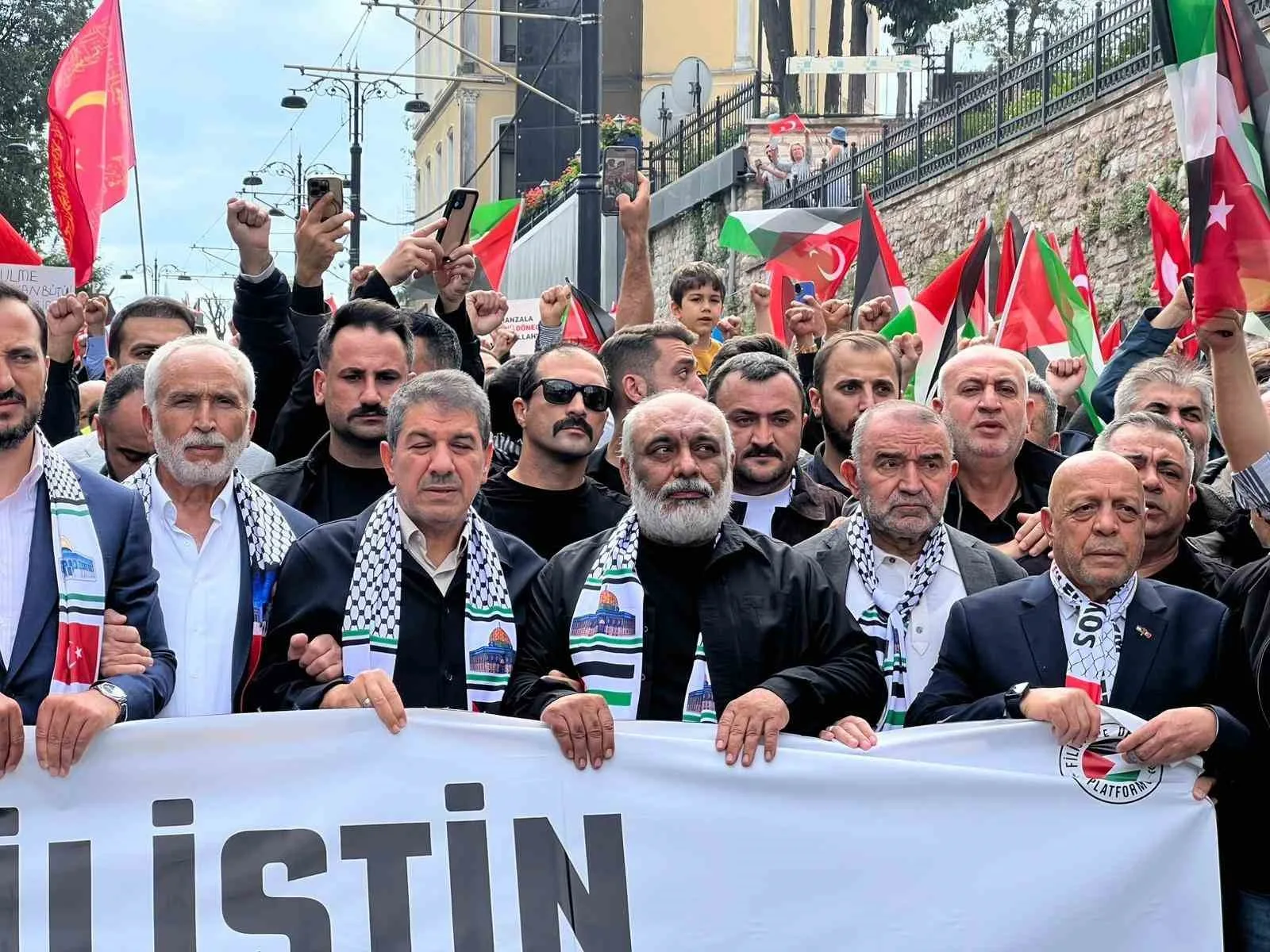 İsrail’in Filistin’e yönelik uyguladığı soykırım nedeniyle İstanbul’da yüzlerce kişi, Ayasofya