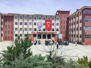 DENİZLİ (İHA) – Denizli’de İngilizce öğretmenleri Talya Kavas ve Selin
