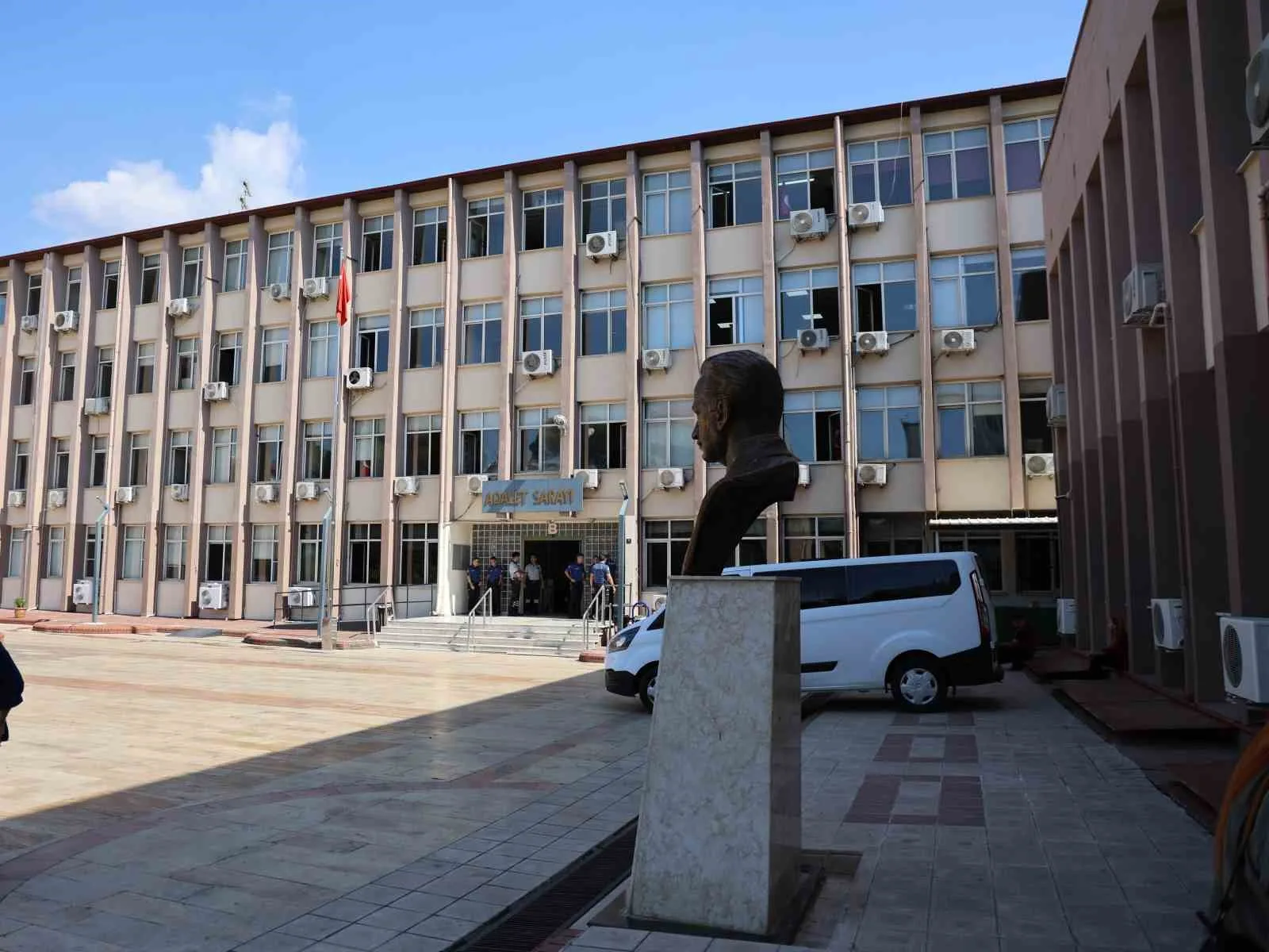 Aydın’ın Efeler İlçesi’nde bir trafik kazası sonrası sürücüye darp ettiği