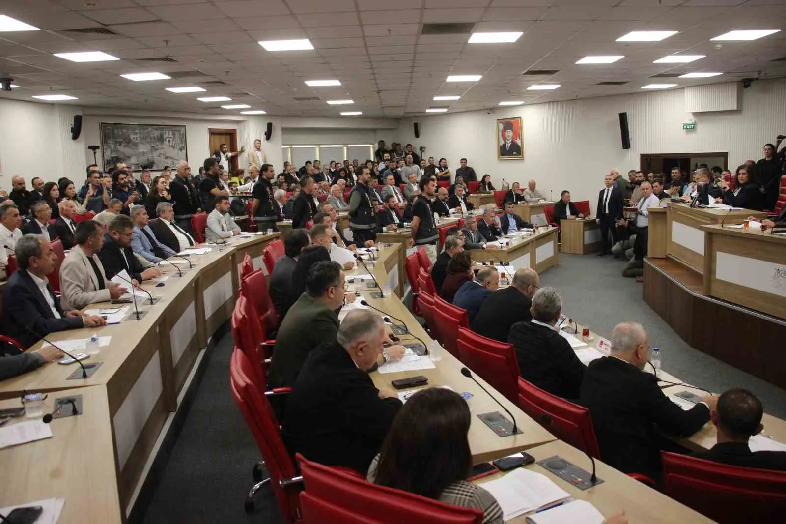 Aydın Büyükşehir Belediye Meclisinde, Adnan Menderes Bulvarının tek tip tabelaya