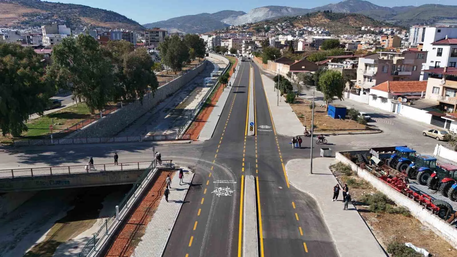 Aydın Büyükşehir Belediyesi, kentin dört bir yanında hayata geçirdiği yol