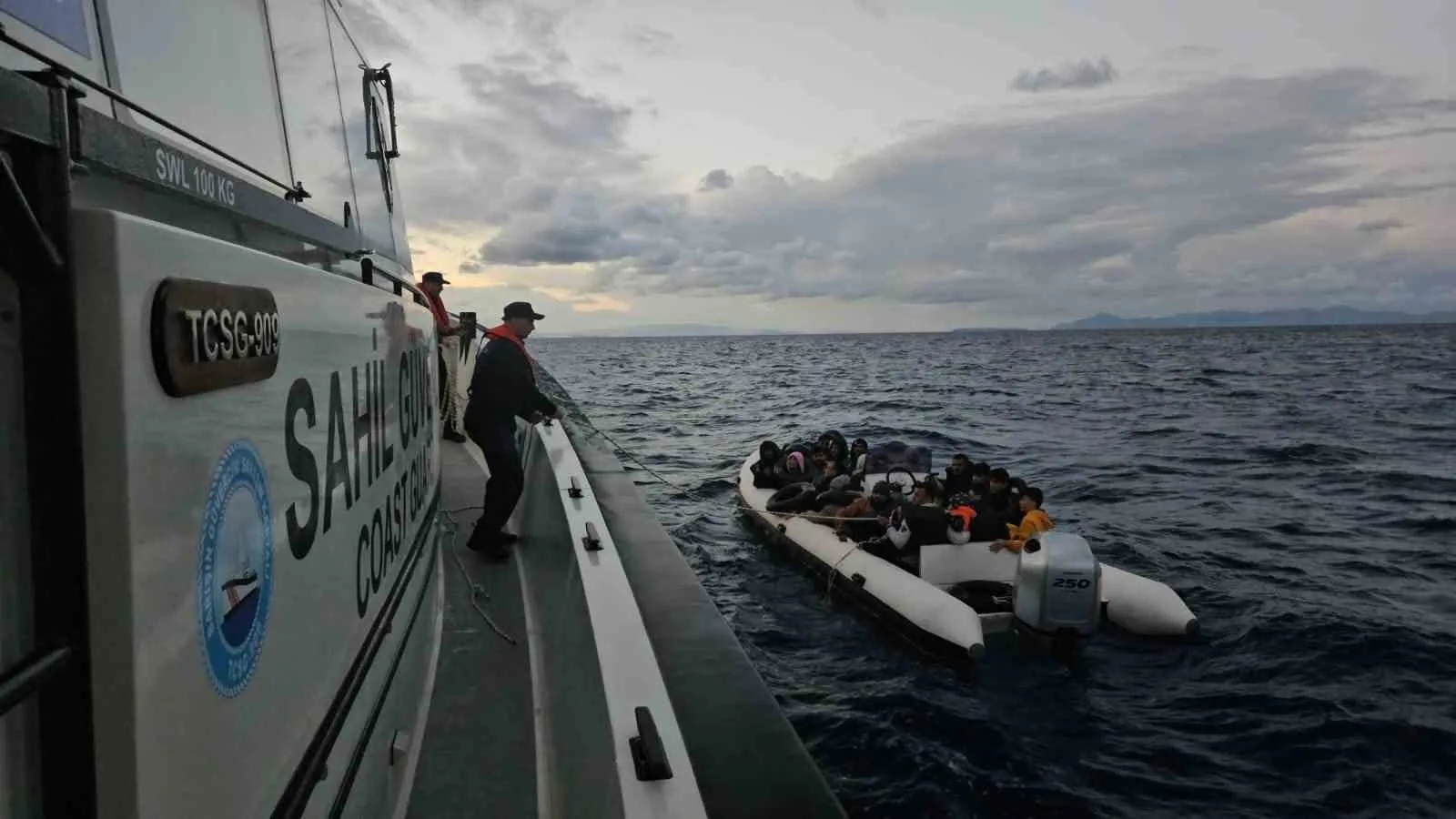 Aydın’ın Didim ilçesinde lastik bot içerisinde sürüklenen 11’i çocuk 23