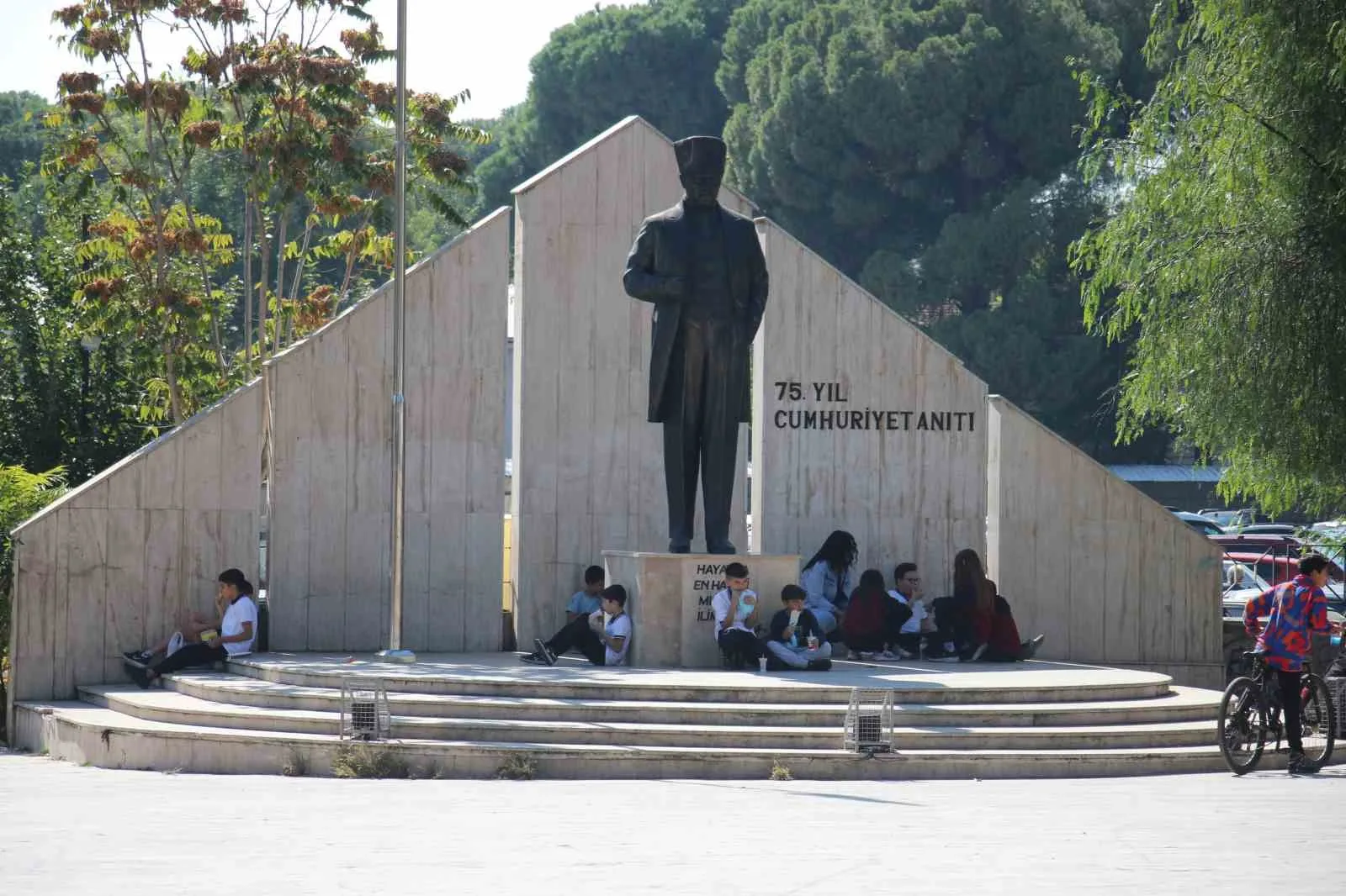 Aydın’ın Efeler ilçesindeki bir okulun öğrencileri, öğle arasındaki yemeklerini okul