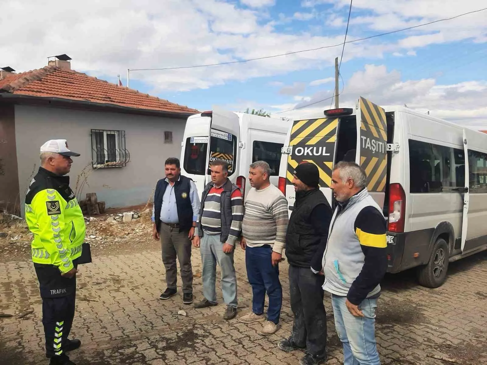 Aydın’ın Bozdoğan ve Koçarlı ilçelerinde öğrencilerin güvenliğinin sağlanması amacıyla jandarma