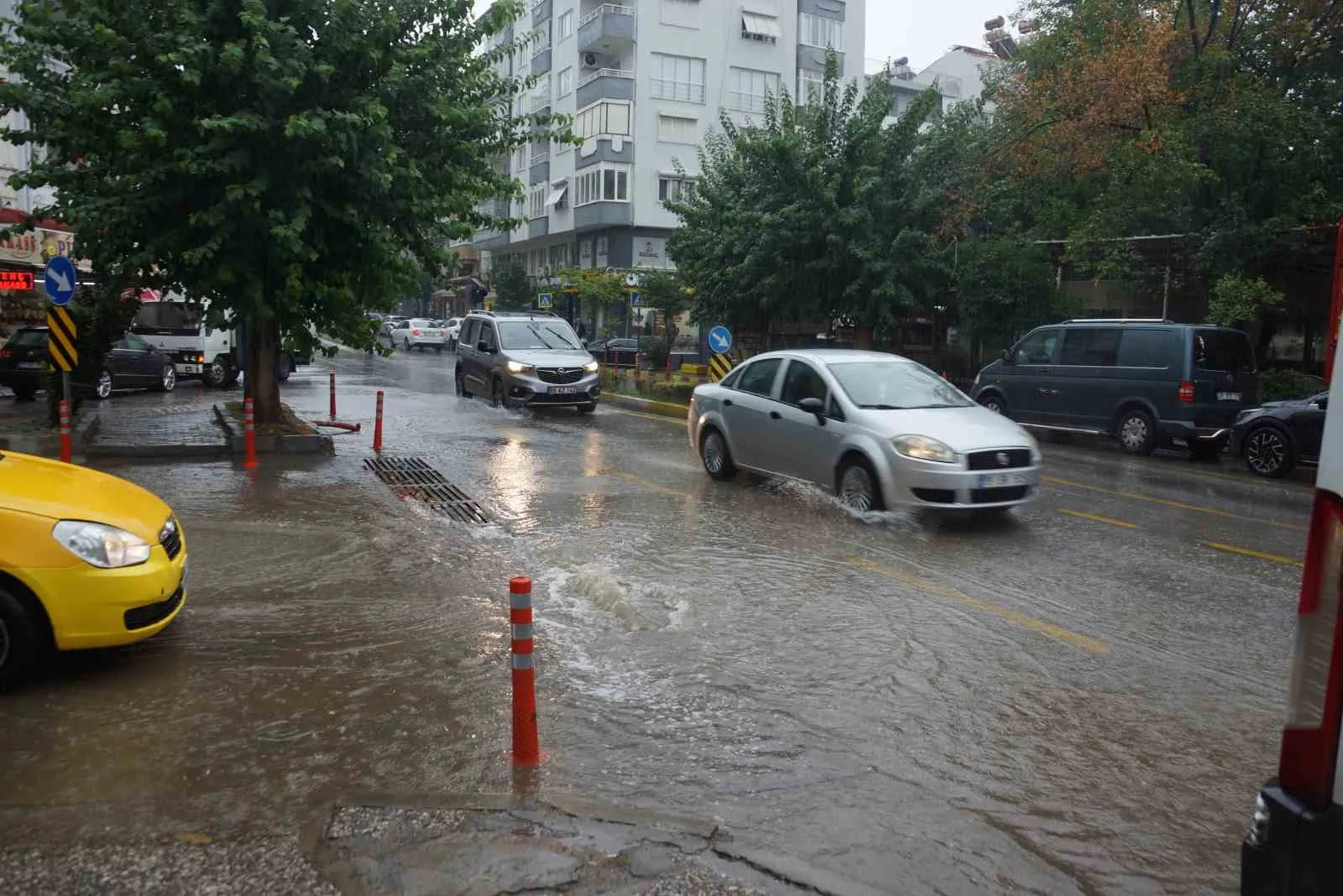 Aydın’da sabah saatlerinde başlayan yağış, öğlen saatlerinde etkisini artırarak sağanak