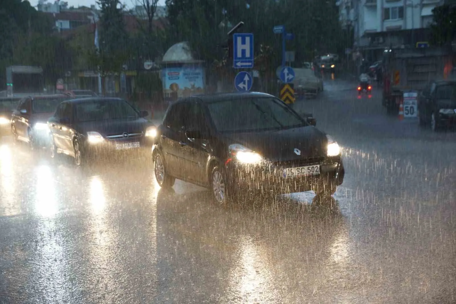 Aydın’da akşam saatlerinde etkili olan sağanak yağış yolları dereye çevirirken,