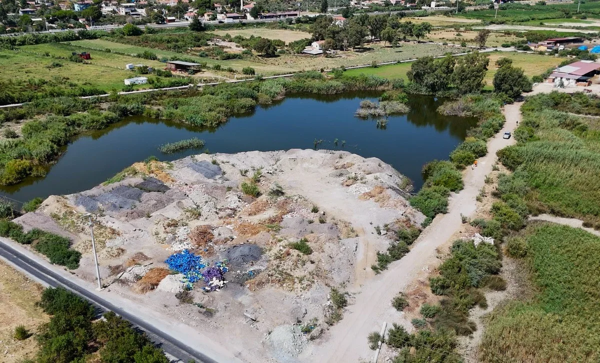 Aydın’ın Söke ilçesinde bulunan sulak alanlar dökülen moloz ve çöplerle