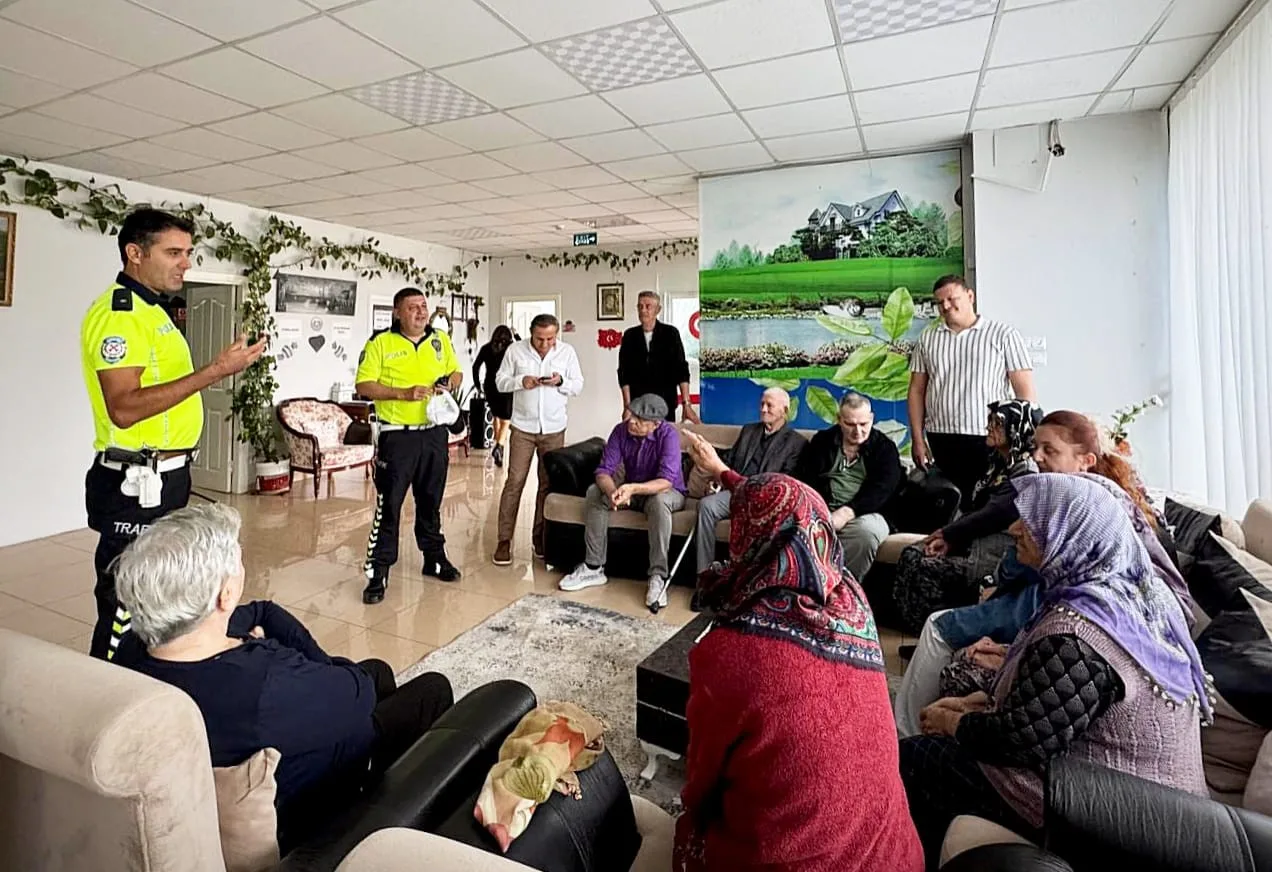 Aydın’da huzurevinde kalan yaşlı vatandaşlara trafik ekipleri tarafından eğitim verildi.