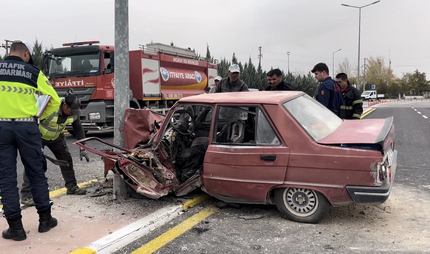 Aksaray’da sürücüsünün direksiyon hakimiyetini kaybettiği otomobil kontrolden çıkarak aydınlatma direğine