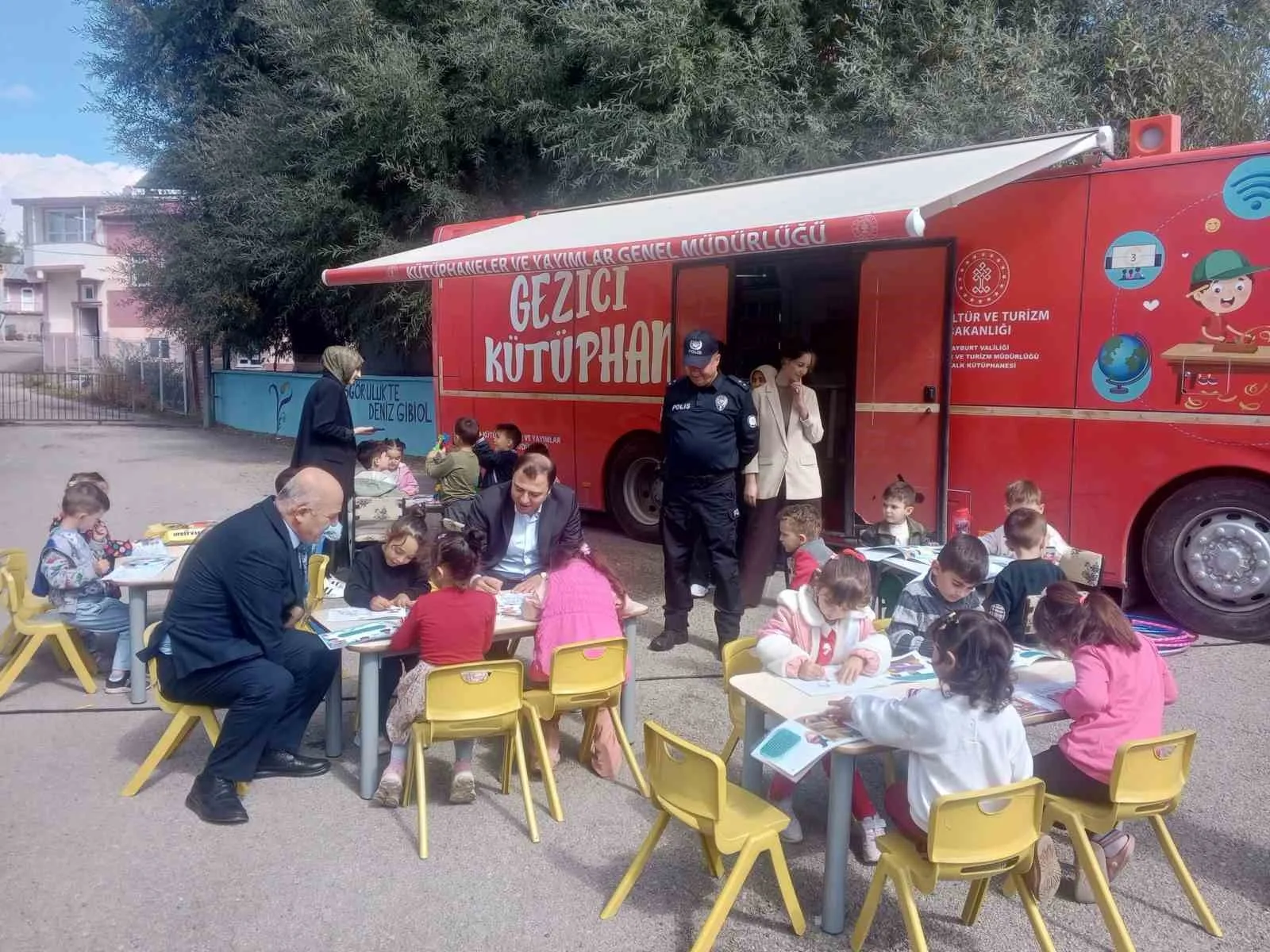 Gezici Kütüphane, Aydıntepe’deki anaokulu öğrencileriyle bir araya getirildi. Kaymakam Ertuğrul