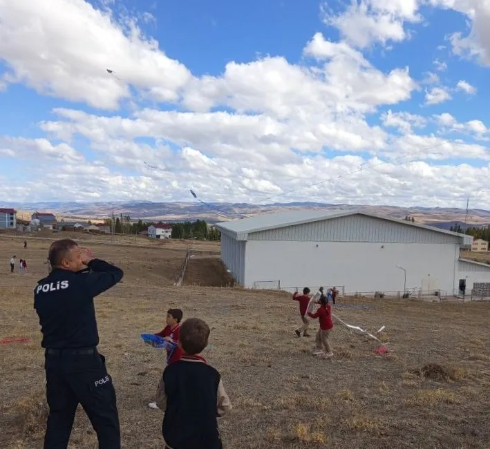 Aydıntepe’de öğrenciler ve velilerin katılımıyla düzenlenen uçurtma şenliğinde gökyüzü rengârenk