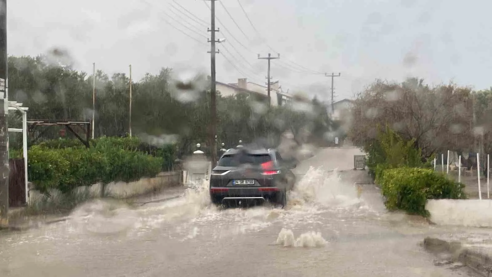 Balıkesir’in Ayvalık ilçesinde sabah saatlerinde etkili olan sağanak yağış, hayatı