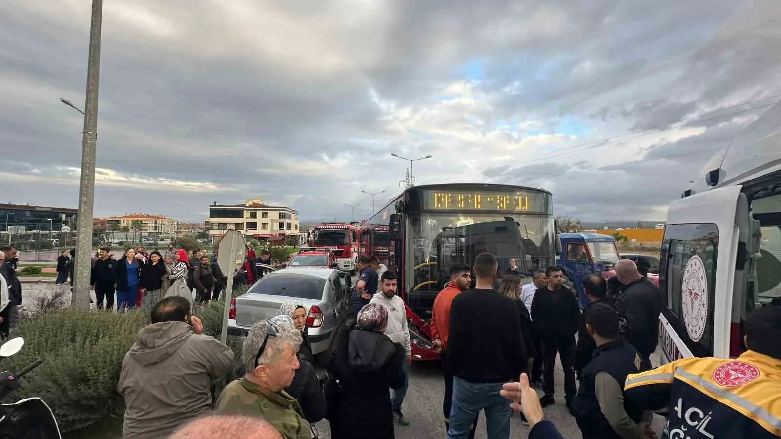 Balıkesir’in Ayvalık ilçesinde halk otobüsü ile otomobil çarpıştı. Kazada 2