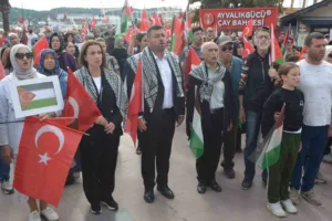 Balıkesir’in Ayvalık ilçesinde Filistin’e destek yürüyüşü düzenlendi. Ak Parti, MHP