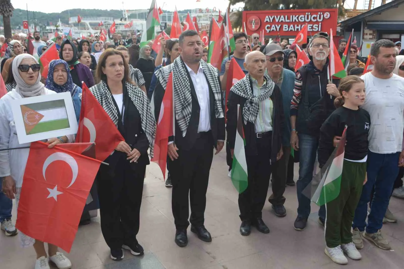 Balıkesir’in Ayvalık ilçesinde Filistin’e destek yürüyüşü düzenlendi. Ak Parti, MHP