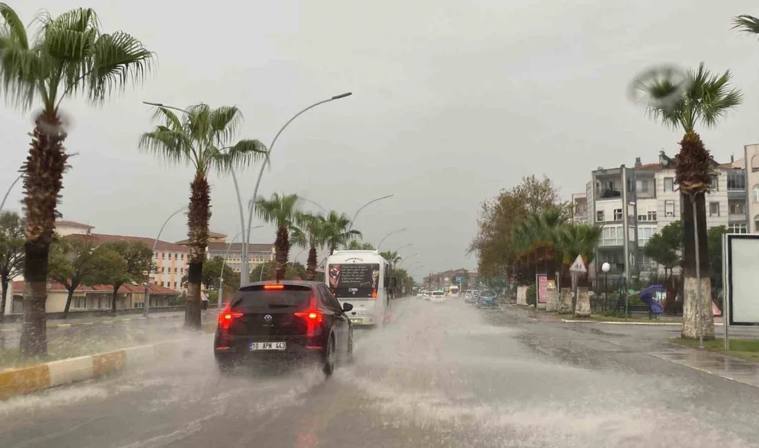 Türkiye’nin batı bölgelerindeki sağanak yağış, Balıkesir’in Ayvalık ilçesinde de hayatı