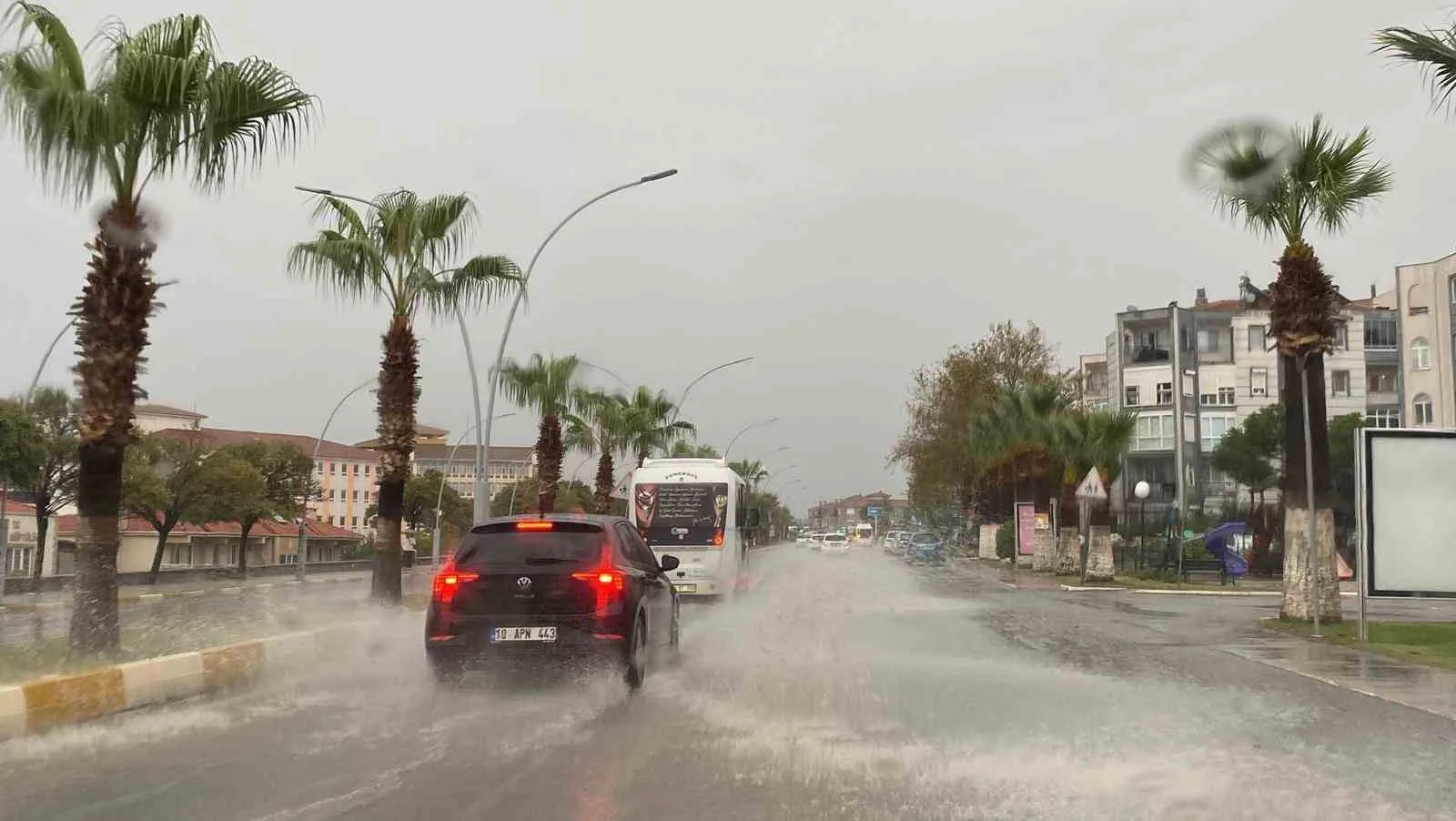 Türkiye’nin batı bölgelerindeki sağanak yağış, Balıkesir’in Ayvalık ilçesinde de hayatı