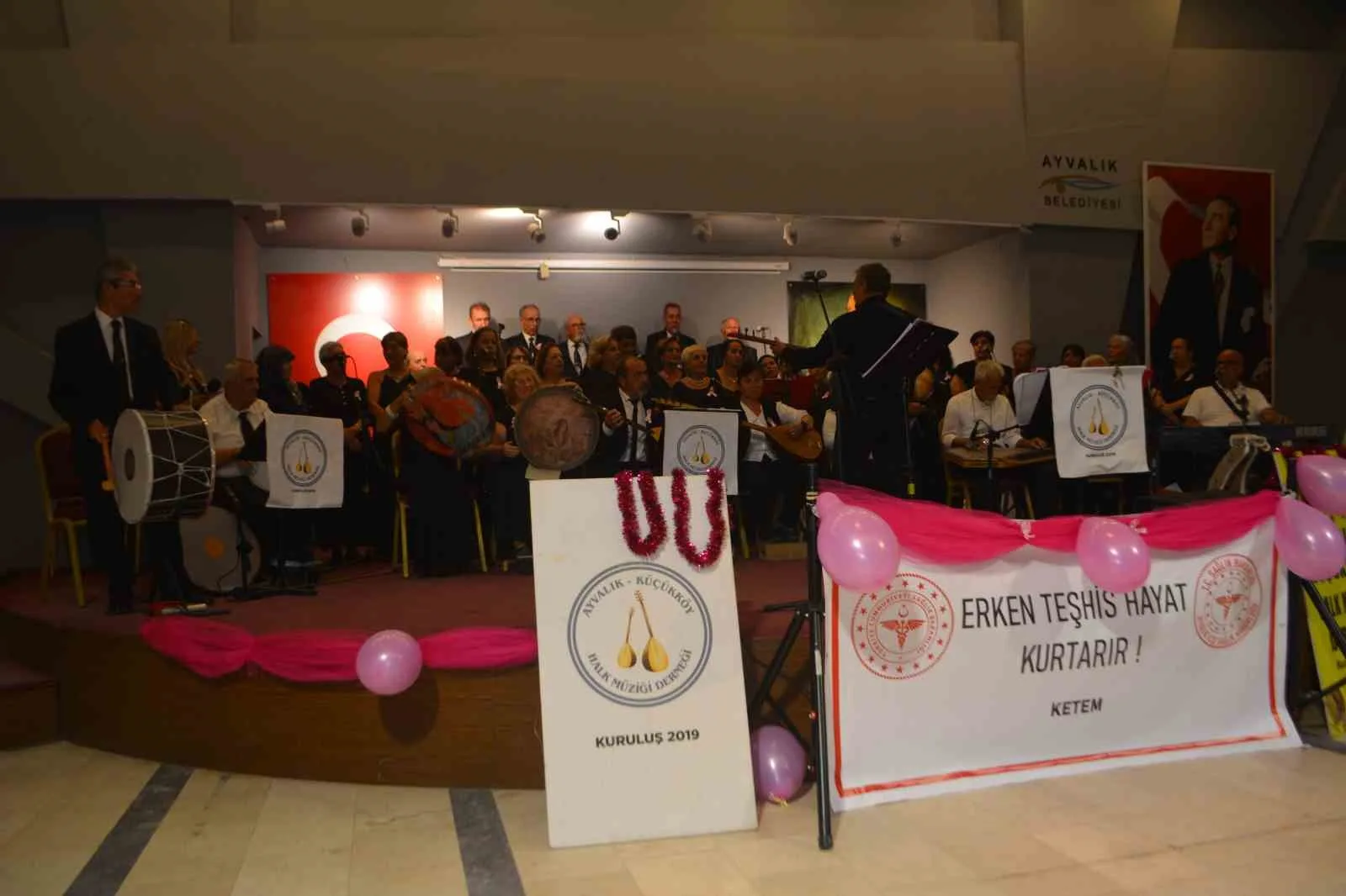 Balıkesir’in Ayvalık ilçesinde 1-6 Ekim Kanser Haftası nedeniyle düzenlenen konser