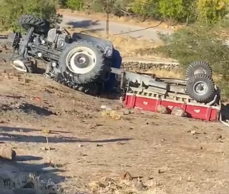 Aksaray’da traktörle tarlaya giden baba ve oğlu traktörün şarampole devrilmesi