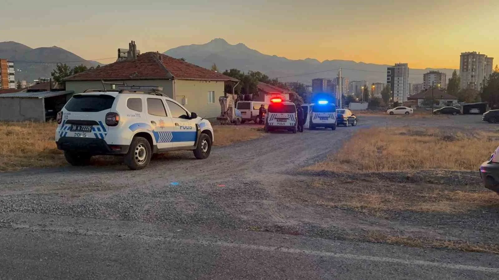 Kayseri’nin Melikgazi ilçesinde baba ve oğlunu tüfekle vurarak yaralayan 3