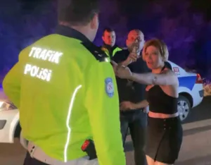 Aksaray’da polisin şüphe üzerine durdurduğu araçtaki sürücü “Valiyi arayacağım”, yanındaki