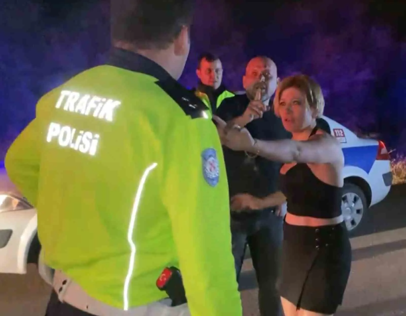 Aksaray’da polisin şüphe üzerine durdurduğu araçtaki sürücü “Valiyi arayacağım”, yanındaki