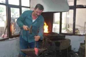 Ordu’da körük ocağının başında dövülen demirden tarım aletleri üreten Cemil