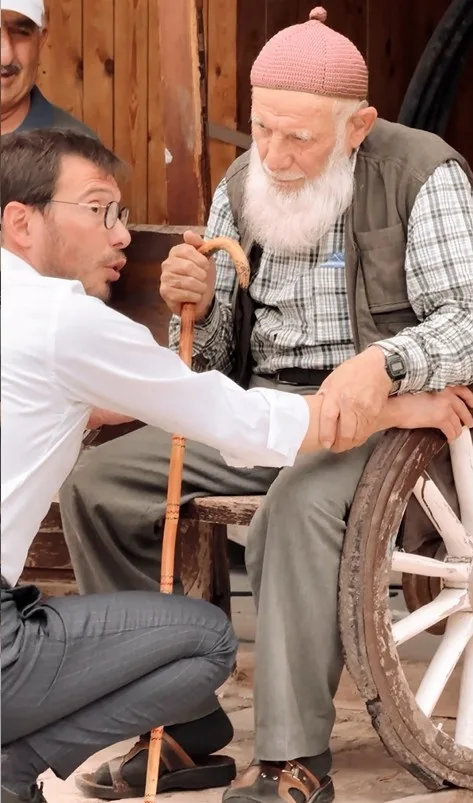 Tokat Belediye Başkanı Mehmet Kemal Yazıcıoğlu, yaşlı bir vatandaşın doğal