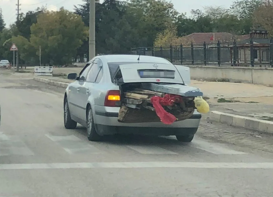 Eskişehir’de bir otomobilin bagajına yüklenen keresteler trafiği tehlikeye attı. Alpu