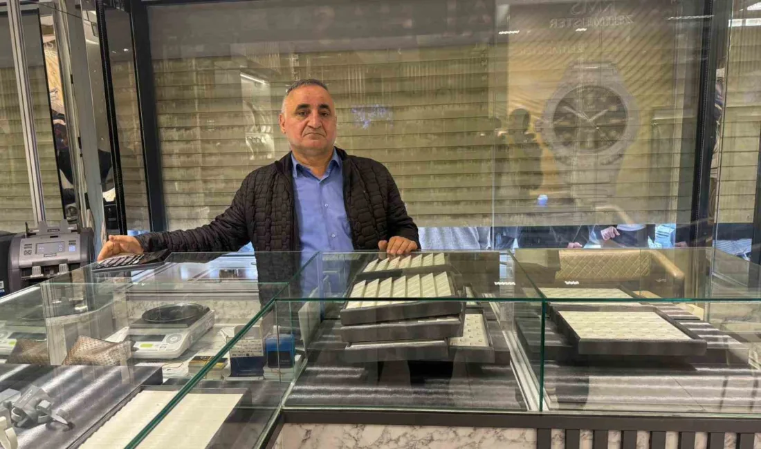 İstanbul Bahçelievler’de yüzleri maskeli 4 hırsız, girdikleri kuyumcudan 1 dakika