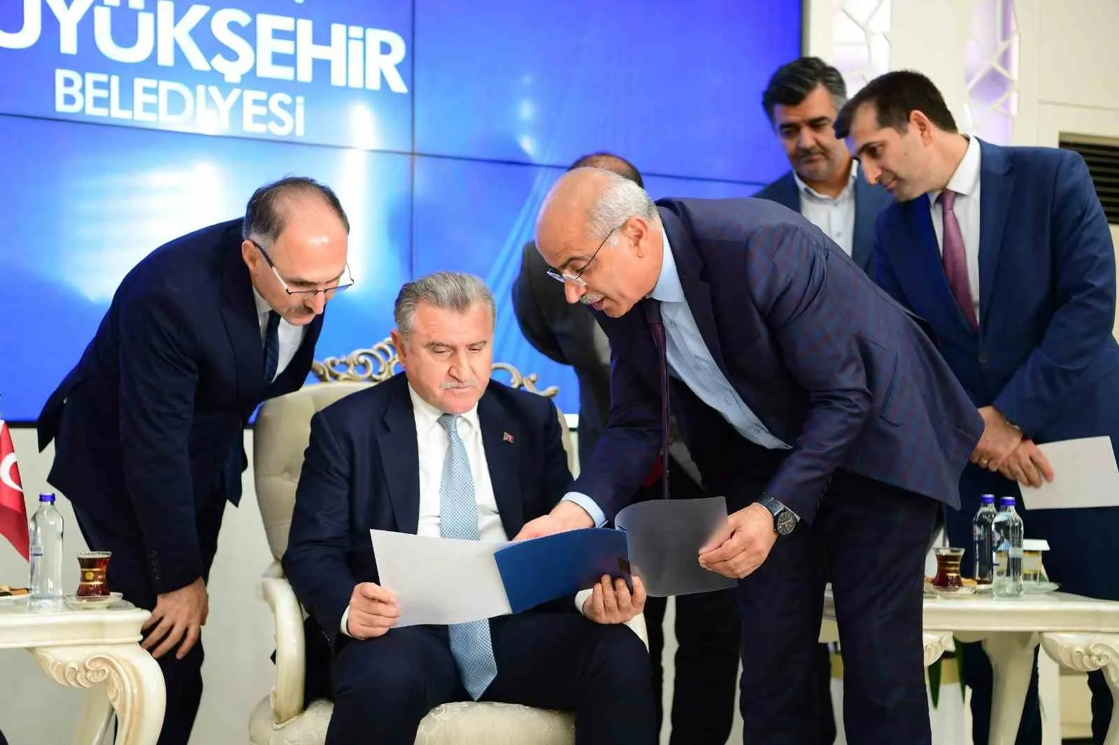 Gençlik ve Spor Bakanı Osman Aşkın Bak, bir dizi programa