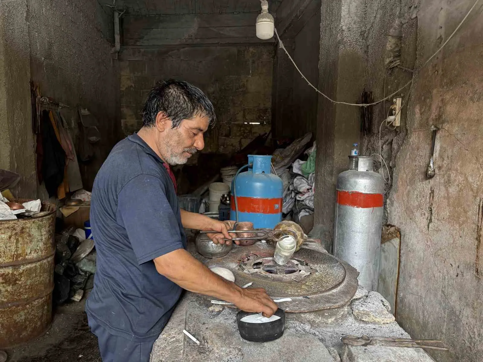 Gaziantep’te henüz 7 yaşındayken başladığı kalaycılık mesleğini 58 yıldır severek