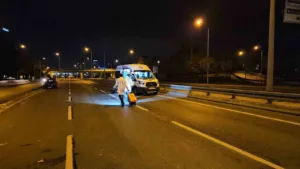 Bakırköy’de polis ekiplerinin ’dur’ ihtarına uymayan sürücü kaçmaya çalıştı. Havaya