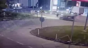 Amasya’da bir vatandaş bakkaldan çıkıp evine gitmek için kavşakta yolun